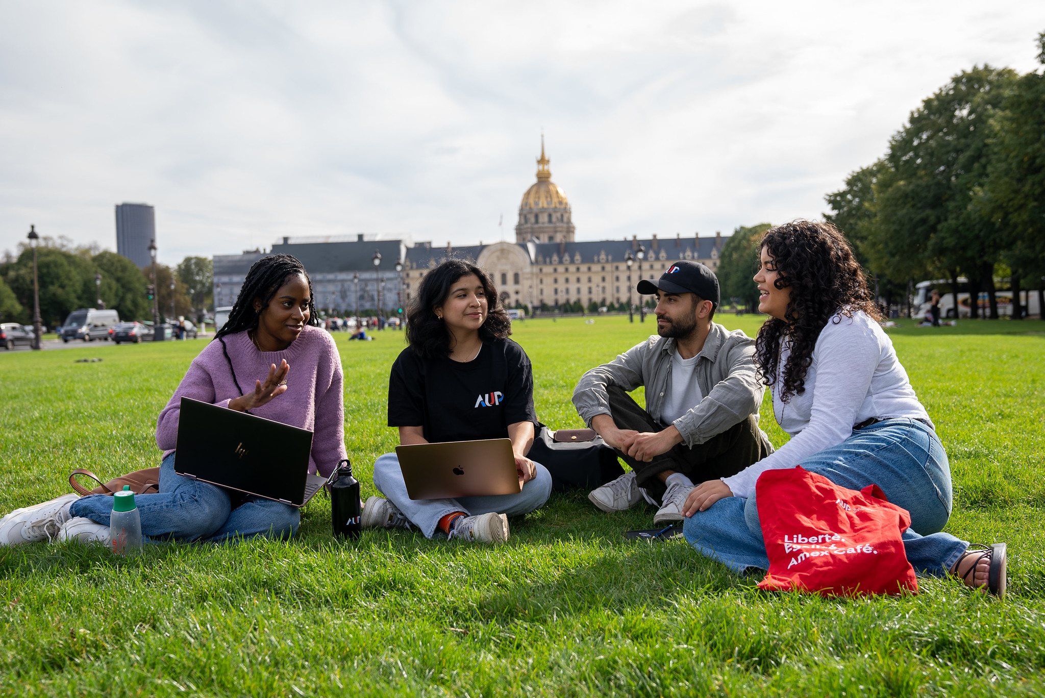 Students work on Invalides