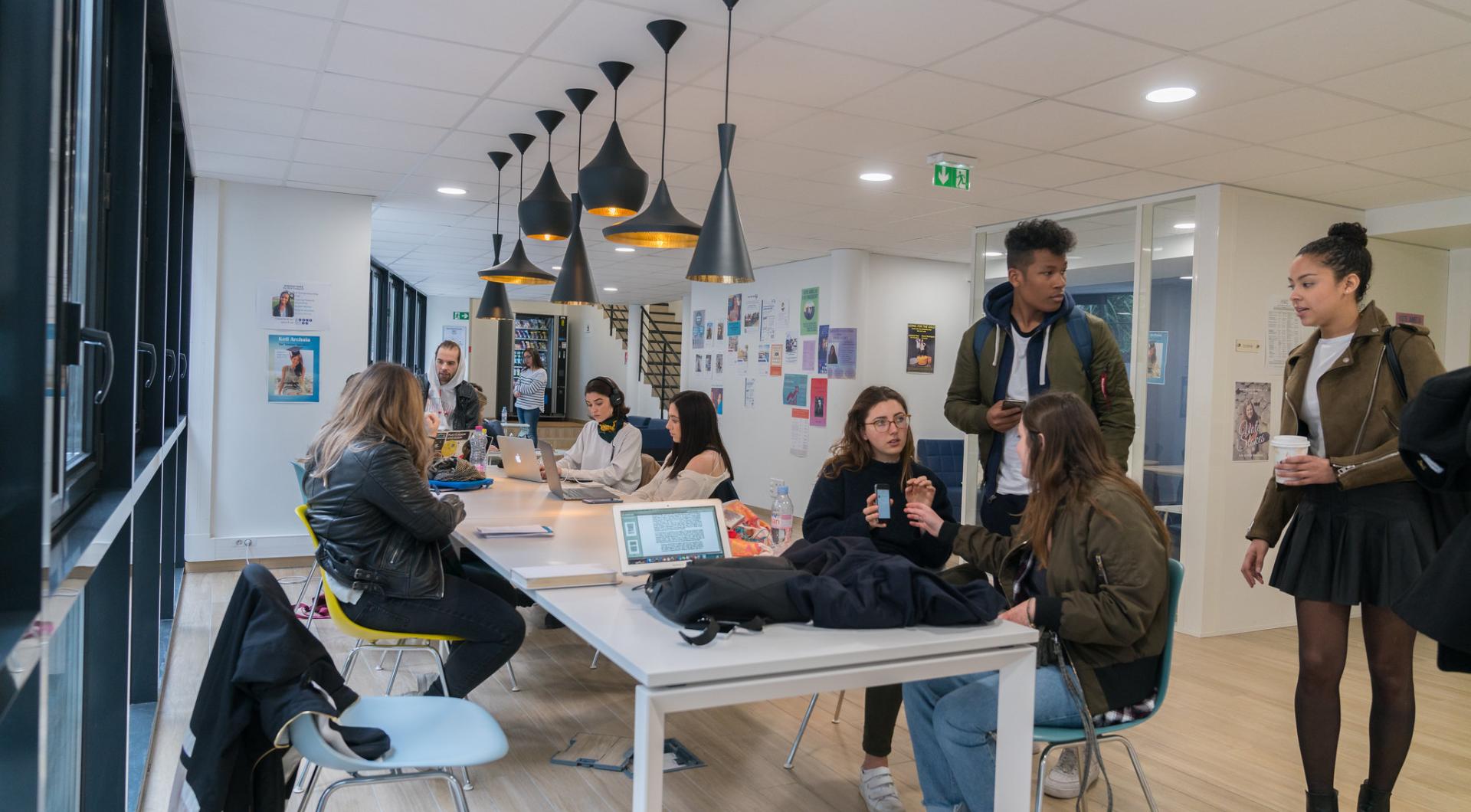 Students work in Grenelle, 2010s.