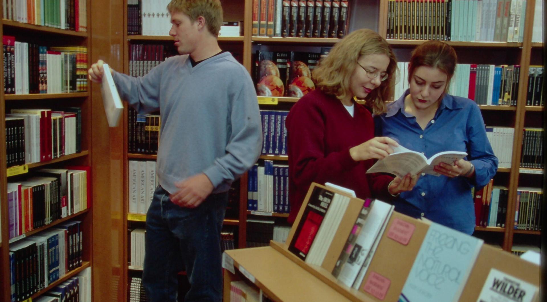 Students in the AUP Library shop, 2000 Students in the AUP Library shop, 2000