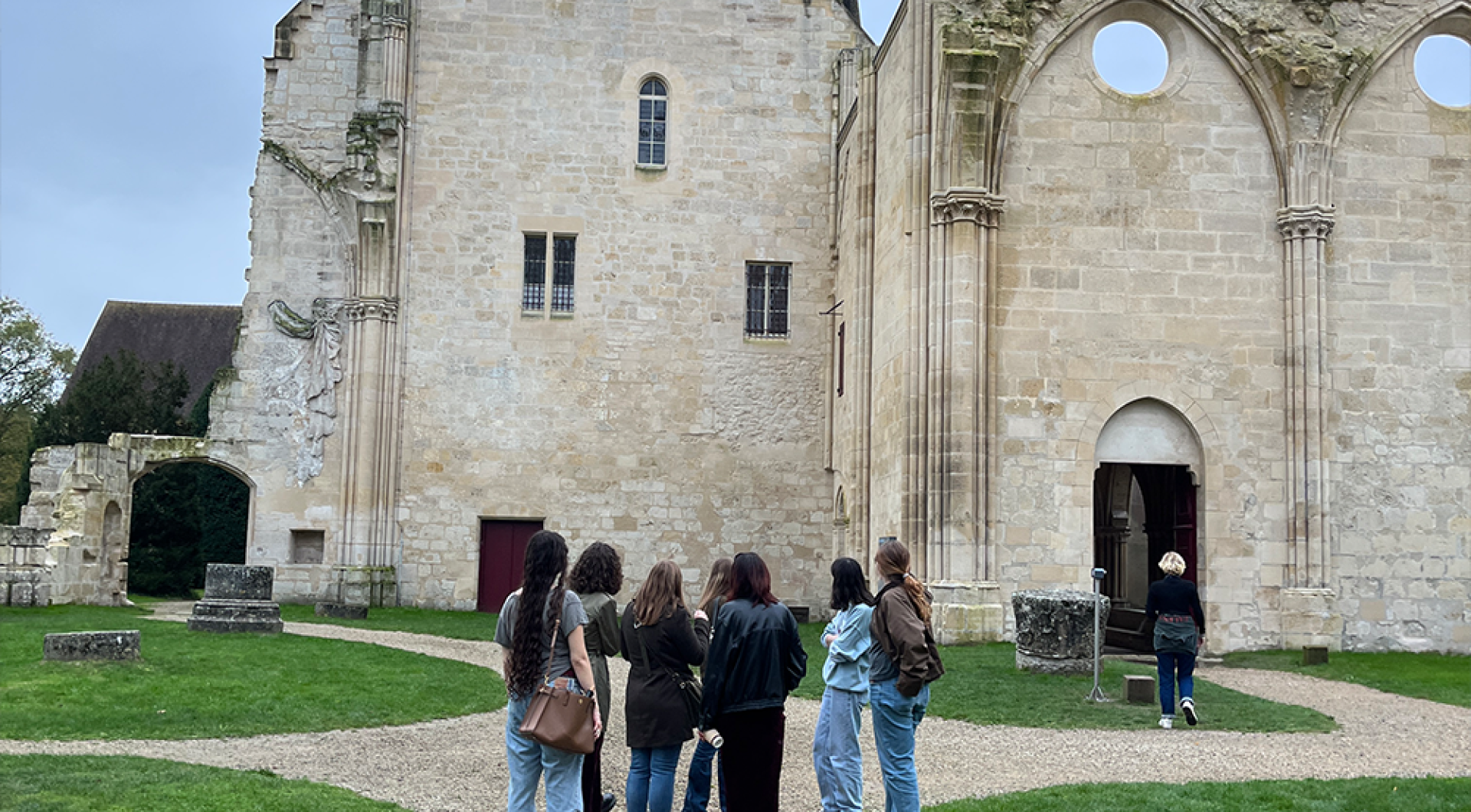 Students tour the outside of Royaumont